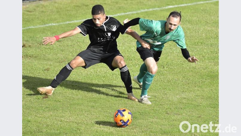 Im Punktspiel der Kreisliga Süd vor knapp vier Wochen besiegte der ASV Haselmühl (links Contrill Smith) den 1. FC Rieden (Pascal Hirteis) mit 4:1. Im Ligapokal-Wettbewerb am vergangenen Sonntag drehte Rieden den Spieß um und entschied die Partie mit 2:1 für sich. Archivbild: Hubert Ziegler