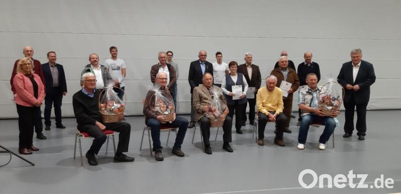 Die Geehrten des TSV Kirchenlaibach-Speichersdorf mit Vorsitzendem Manfred Porch (rechts). Bild: ak