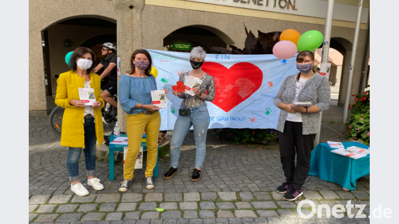 Stellvertretend für viele, die sich in der Aktion &quot;Gemeinsam für Gian Paolo&quot; engagierten: Das Leitungsteam der Kindertagesstätte St. Michael, die Gian Paolo besucht, informiert in der Fußgängerzone über Blutkrebs und wirbt um Stammzellenspender für ihren Schützling. Bild: exb/Kita St.Michael