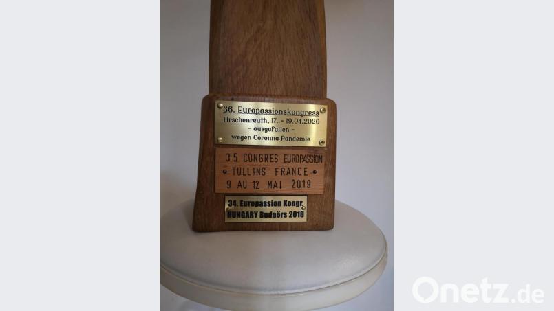 Vinzenz Rahn hat wie die Vorgänger der stattgefundenen Europassionen ein kleines Messingschild als Hinweis auf Tirschenreuth angebracht. Nur steht unter Tirschenreuth im Hinblick auf den geplatzten Kongress, was einmal sein dürfte, als Zusatz: &quot;Ausgefallen&quot;. Bild: ubb