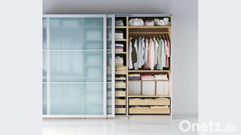 Wer einen aufgeräumten Kleiderschrank besitzt, hat womöglich auch eine aufgeräumte Seele. Bild: Ikea/dpa