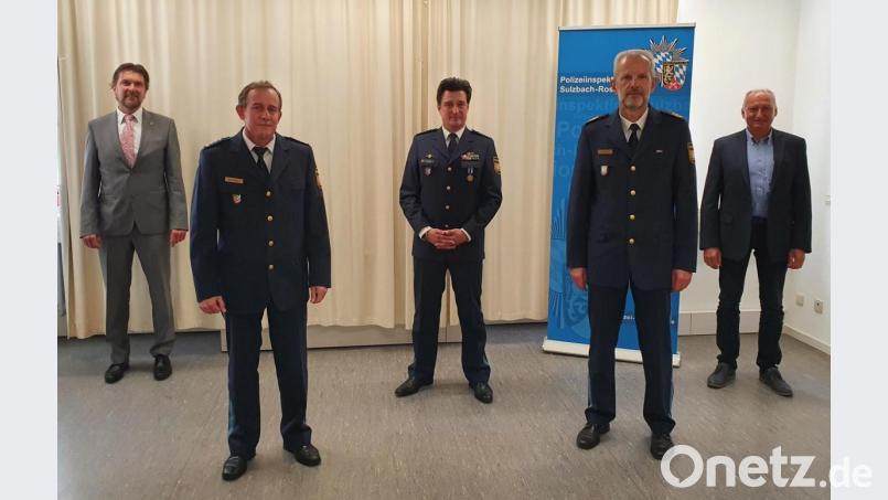 Amtseinführung bei der Polizei in Sulzbach-Rosenberg (von links): Polizeihauptkommissar Peter Krämer, Erster Polizeihauptkommissar Michael Kernebeck, Polizeihauptkommissar Alexander Ehemann, Polizeivizepräsident Thomas Schöniger und Personalrat Franz Eichenseher. Bild: Polizeipräsidium Oberpfalz