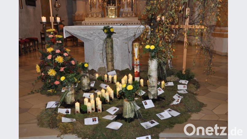 Allerheiligen wird in diesem Jahr noch stiller ablaufen als sonst. Der Gräbergang dürfte aber wie in jedem Jahr dazugehören. In der katholischen Stadtpfarrkirche brennen wieder die Kerzen der in diesem Jahr Verstorbenen. Bild: dob
