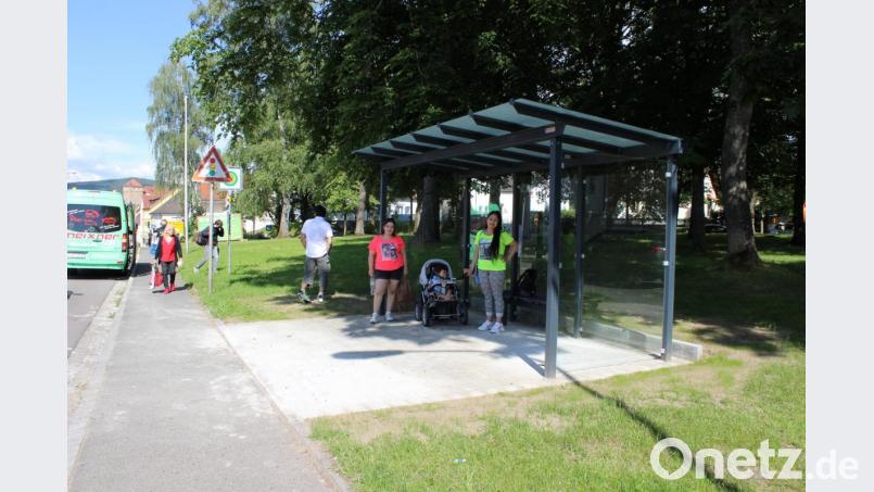 Nach langer Lieferzeit konnten die neuen Bushäuschen in der Amberger Straße aufgestellt werden. Bild: pko