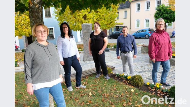Der Corona-Einkaufsservice in Eschenbach ist wieder aktiviert. Zur Koordination der Hilfsdienste treffen sich Monika Diertl und Tina Wittmann vom Team "Eschenbach hält zam"(Erste und Dritte von links), US-Beauftragte Petra Märkl (Zweite von links), GeHiH-Geschäftsführerin Elisabeth Gottsche (von rechts) und Bürgermeister Marcus Gradl. Bild: do