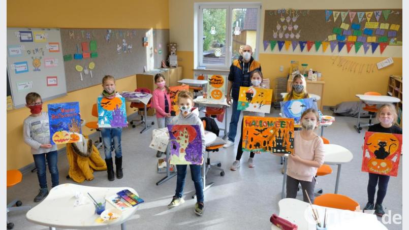 Zum Thema "Halloween" stellt sich der Grafenwöhrer Maler Johannes Janner in der Grundschule Speinshart für einen kostenlosen Malunterricht zur Verfügung. Bild: do