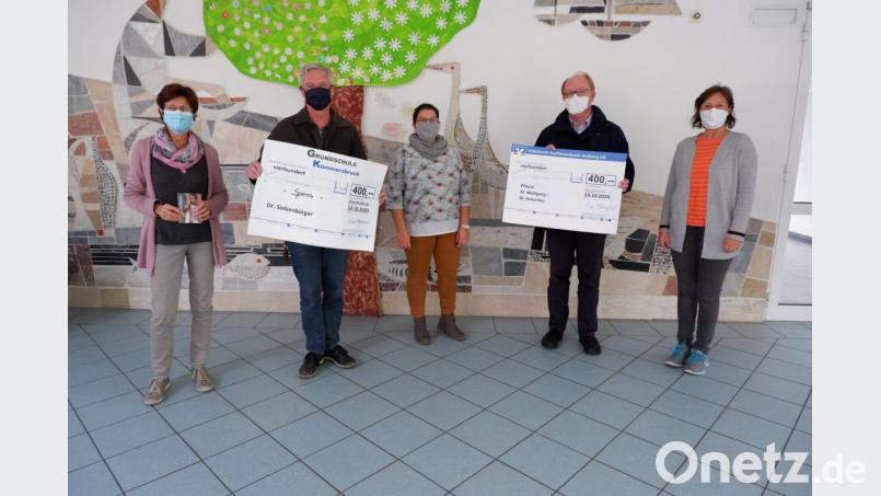 Die Spende überreichten Rektorin Eva Hampel (links), Lehrerin Theresia Rankl (Mitte) und Konrektorin Martina Saffert (rechts) an Ulrich Siebenbürger (Zweiter von links) und Pfarrer Wolfgang Bauer. Bild: hmp