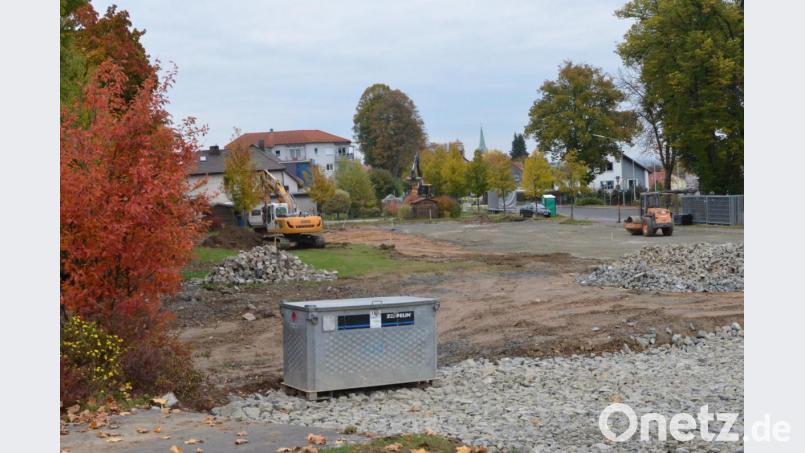 Schweres Gerät ist an der Kemnather Straße aufgefahren, um das Gelände baureif zu machen. Bild: Benkhardt