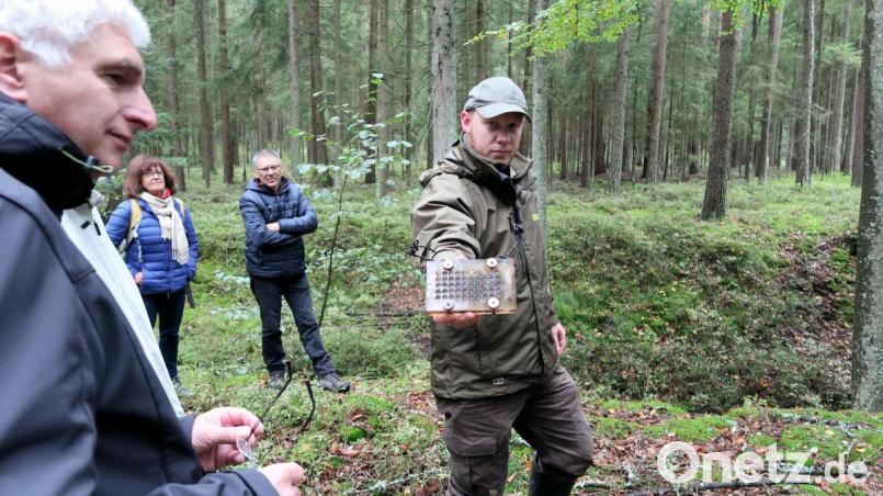 Naturpark-Ranger Jonas Ständer (rechts) erklärte den Teilnehmern der Wanderung die Bemühungen um die Aufzucht von Jungmuscheln in Lochplatten. Bild: bsc