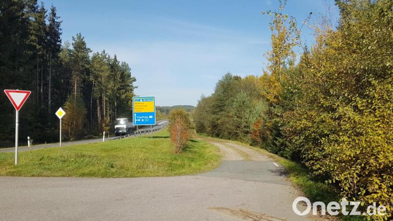 Nach dem Gewerbegebiet Hammermühle geht es auf diesem Weg unter die Autobahnbrücke. Bild: gi