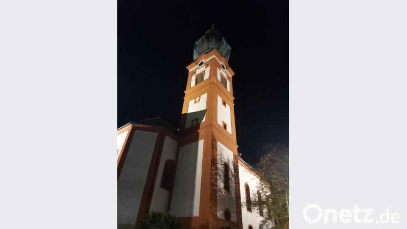 Sechs LED-Strahler sorgen für die Beleuchtung des Kirchturms. Bild: Markt Eslarn