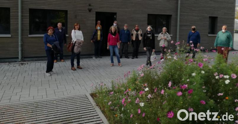 Zum Antrittsbesuch kam der Ortsverband der Grünen in die neue Stadtgärtnerei und bewunderte die blühende Begrünung. Bild: Klaus Rösel/exb