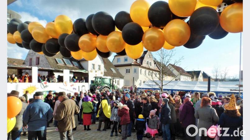 Laut, lustig und eng ging es beim Kohlberger Gaudiwurm zu. Ob er 2021 stattfindet, ist mehr als fraglich. Vermutlich platzen alle Faschingsträume bald wie Luftballons. Archivbild: jml
