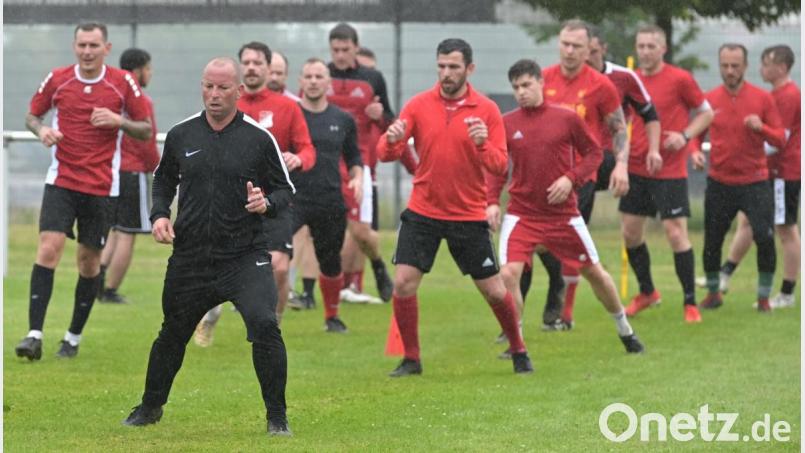 Der SV Inter Bergsteig Amberg (hier mit Trainer Markus Kipry, vorne) erwartet mit dem SV Freudenberg einen Abstiegskandidaten. Archivbild: Reiner Fröhlich