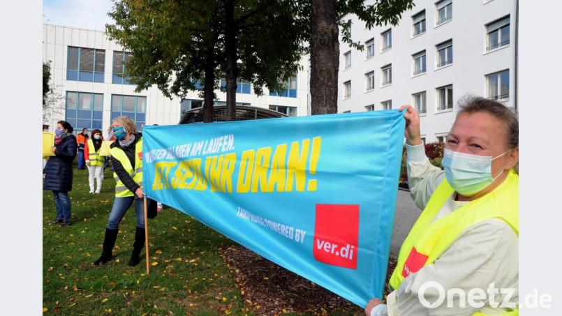 &quot;Jetzt seid ihr dran!&quot;, steht auf dem Banner, das die Beschäftigten des Klinikums St. Marien in Amberg Bild: Stephan Huber