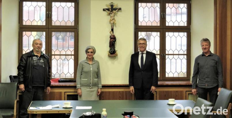 Jesus am Kreuz hörte zu und wenn er&#039;s sagen könnte, hätte er es ebenfalls bedauert: Unter dem Kruzefix erklärten Peter Geier, Gabay Saller, Bürgermeister Franz Stahl und Vinzenz Rahn die &quot;Neue Passion Tirschenreuth&quot; auch für das Jahr 2021 endgültig für abgesagt. Bild: ubb