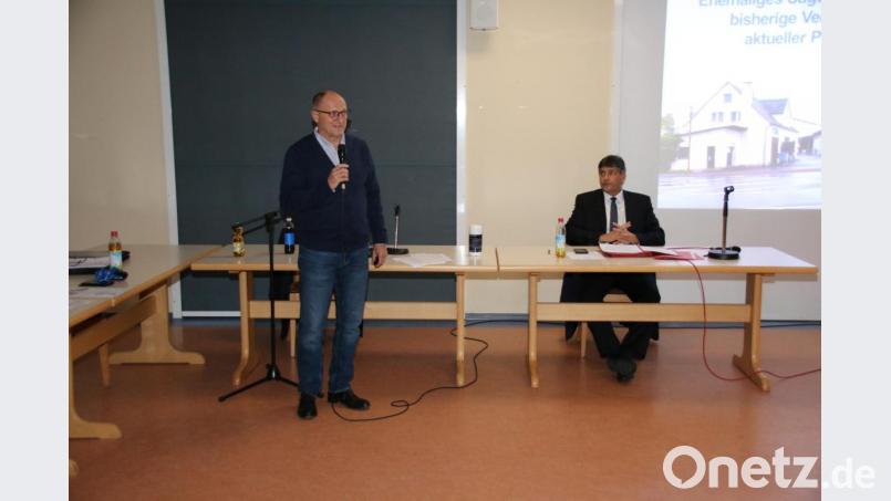 Helmut Köstler (links) stellte für die Gamma Grundbesitzgesellschaft die Pläne für das Fachmarktzentrum vor. Bild: sne