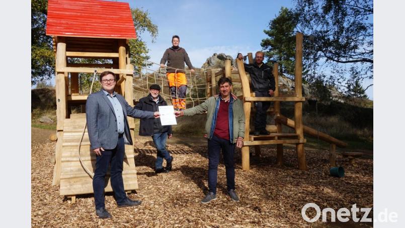 Bei der öffentlichen Präsentation haben (im Vordergrund, rechts) Bürgermeister Gerald Reiter und ILE-Manager Christian Karl den Förderbescheid in der Hand. Die Erlebnisstationen begutachten auch ILE-Vorsitzender Georg Köppl (Zweiter von links), Zweiter Bürgermeister Tobias Eckl (rechts) und Bauhof-Mitarbeiterin Sabine Margraf. Bild: eib