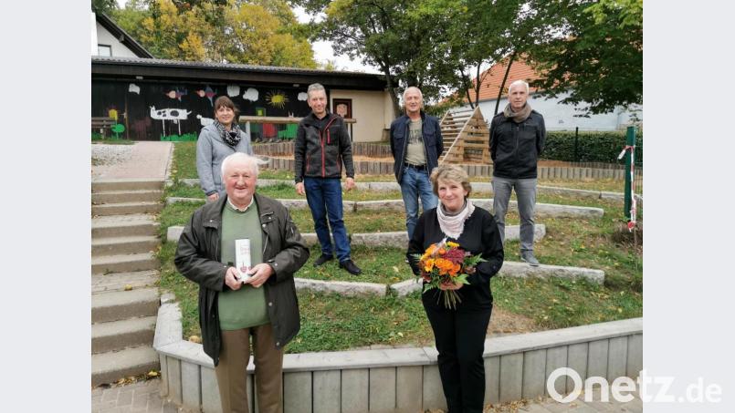 Pfarrer Erwin Bauer gratuliert im Beisein von (hinten v.l.) stellvertretenden Kirchenpflegerin Nicola Hummer, Kirchenpfleger Klaus Härtl, Pfründebeirat Anton Hochwart und Rechnungsführer Karl Schmid der Kindergartenleiterin Ramona Zangl zum 25. Jubiläum. Bild: gz