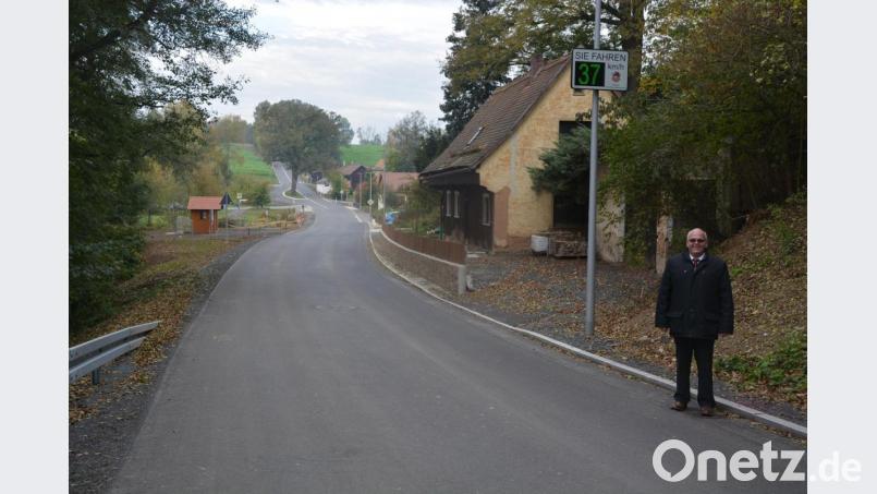 Bürgermeister Klaus Meyer freut sich über den Abschluss der Straßenbauarbeiten zwischen Maiersreuth (Bild) und Hardeck – allerdings hofft er, dass sich die Verkehrsteilnehmer auf der neuen und verbreiterten Fahrbahn an die zulässige Höchstgeschwindigkeit halten. Zum Bremsen animieren soll ein Tempomessgerät mit Anzeige. Bild: jr
