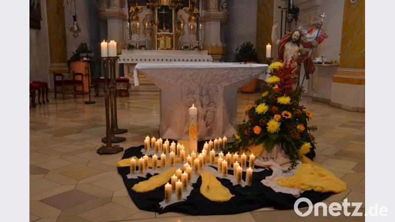 Allerheiligen wird in diesem Jahr noch stiller ablaufen als sonst. Der Gräbergang dürfte aber wie in jedem Jahr dazugehören. In der katholischen Stadtpfarrkirche brennen wieder die Kerzen der in diesem Jahr Verstorbenen. Bild: dob