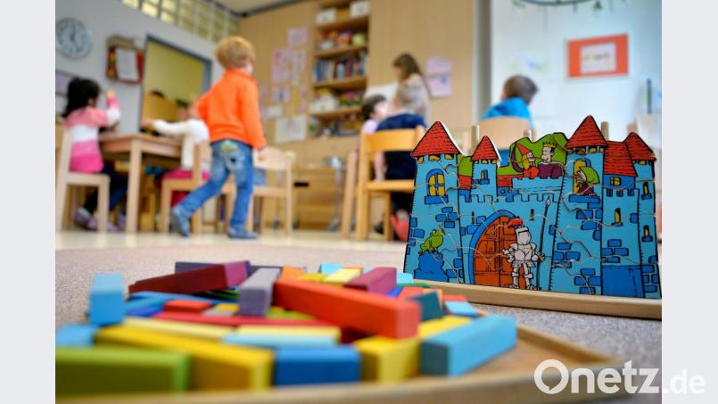 Der Betrieb ist in einigen Kindergärten des Landkreises Neustadt/WN durch die hohen Infektionszahlen eingeschränkt worden. Bild: Monika Skolimowska/dpa