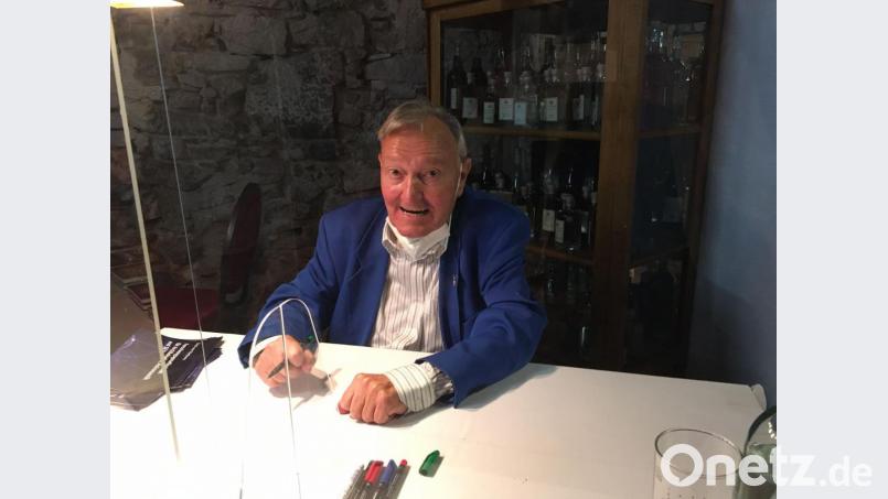 Erich von Däniken zufolge waren und sind die Außerirdischen schon da. Im Gutsstadel von Guteneck stellte er seine mit Bildern und Belegen untermauerte Betrachtungsweise dar. Bild: ihl
