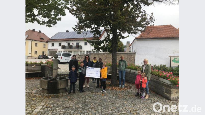 Der Familienkreis überreichte die Spende aus dem Verkauf der Kräuterbuschen an das Kinderpalliativ-Team. Bild: Edith Edl-Hirn