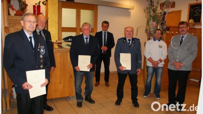 BSB-Kreisvorsitzender Ulrich Knoch (Zweiter von rechts), Bürgermeister Martin Birner (Mitte) und Koordinator Hans-Werner Habel (Zweiter von links) ehrten die unermüdlichen Sammler. Bild: agr