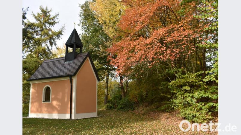 Idyllisch gelegen: das Alte Kircherl vor herbstlicher Kulisse. Bild: rgr