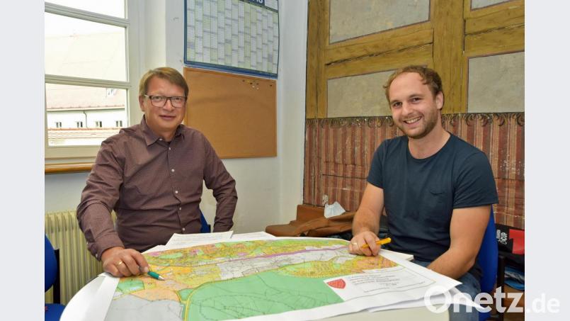 Nach Auffassung der SURO2030-Vertreter Roland Falk (links) und Daniel Söhnlein soll auch der Flächennutzungsplan für das Maxhütten-Gelände dynamisch weiterentwickelt werden. Bild: Andreas Royer