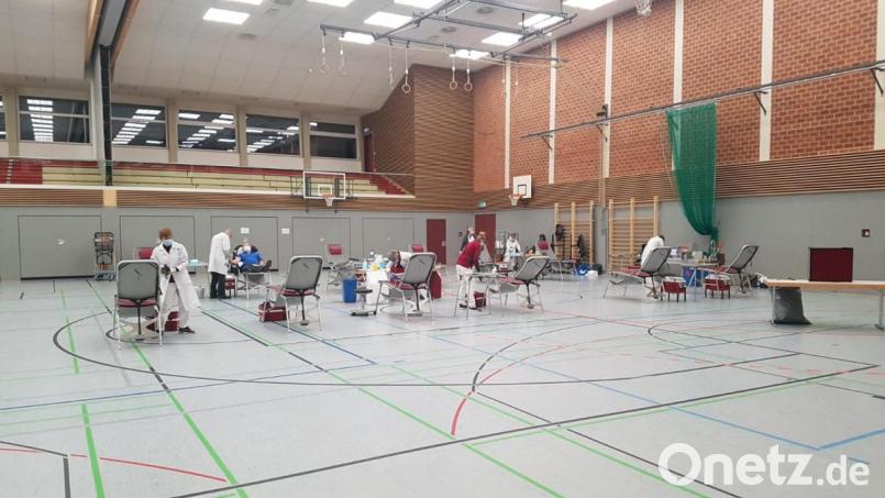 Zu Wartezeiten auf eine Spenderliege kam es beim Aderlass in Kemnath nicht. Dennoch zeigen sich die Verantwortlichen - mit Blick auf die aktuell herrschende Lage - zufrieden. Genug Platz bot die Mehrzweckhalle, so dass Abstand- und Hygieneregeln ohne Probleme gewahrt werden konnten. Bild: mde