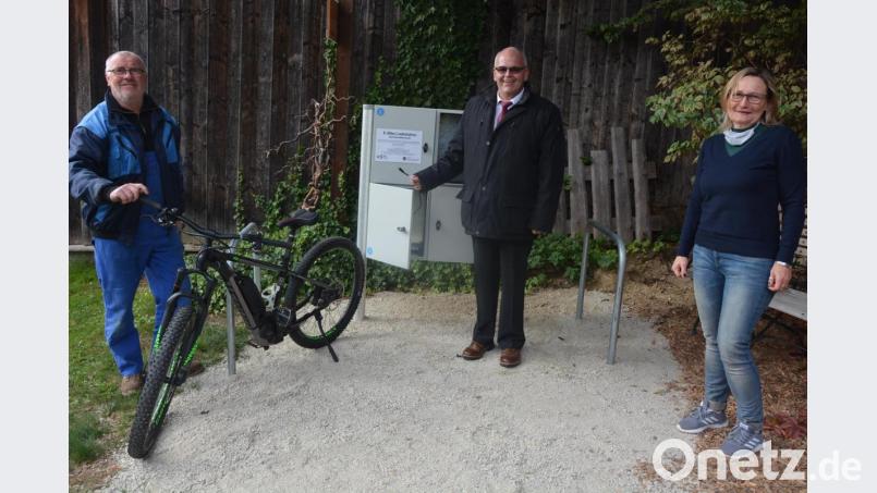 Eine neue E-Bike-Ladestation im Sengerhof stellten Tourist-Info-Leiterin Ursula Stingl, Bürgermeister Klaus Meyer und Reinhold Bauer (von rechts) vor. Letzterer hat sie selbst gebaut. Bild: jr