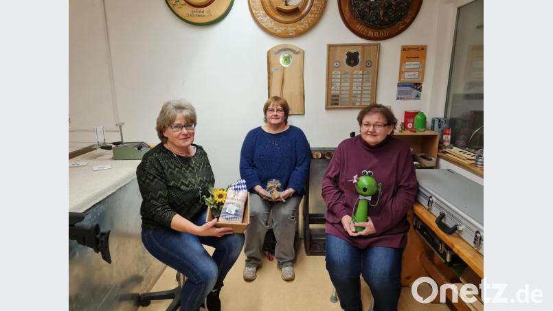 Ein Damentrio mit (von links) Marlene Kohlmaier, Claudia Süß und Ernestine Linsmeier landete beim Schießwettkampf um die Kirchweihgans ganz vorne. Bild: mmj