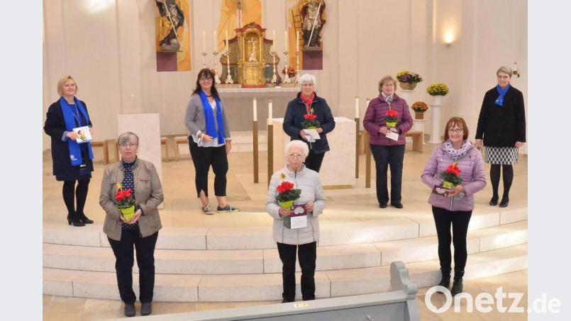 Ehrungen für langjährige Mitgliedschaft erhalten (von links, mit Blumen) Brigitte Janisch, Gisela Olbrich, Gerlinde Hanauer, Rosalinde Hera-Mack und Helga Zenk. Bild: fjo