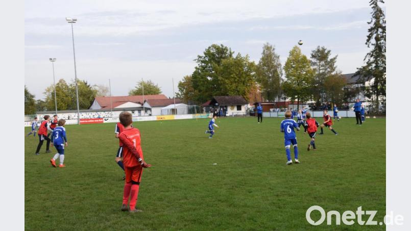 Die SpVgg pachtet ab 1. Januar 2020 den Sportplatz in Ebermannsdorf. Mit diesem Vertrag, den sie mit der Gemeinde schließt, sichert sie sich Fördermittel für die Investitionen in die Flutlichtanlage. Bild: bö