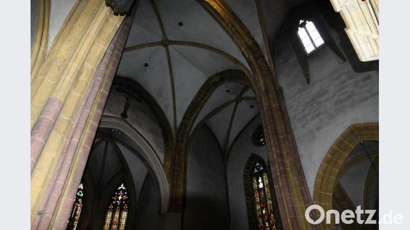 Ostchor und Querschiff der Nabburger Pfarrkirche: . Die massive Verschmutzung der Innenraumoberflächen sowie fortschreitende Schäden an den hochwertigen Glasmalereien machen eine Innenrenovierung unumgänglich. Neben dem desolaten Gesamteindruck des Kirchenraumes erfordern jedoch einige lokale Schäden im begrenzten Umfang auch Maßnahmen an der Gebäudehülle und im Außenbereich. Bild: bph