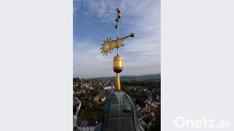 Auf der 54 hohen Kuppel des Kirchturmes steigt das über sechs Meter hohe Kreuz mit Goldkugel und Wetterfahne empor. Bis zum Frühjahr im nächsten Jahr muss Floß nun ohne dieses Wahrzeichen auskommen. Es wird saniert. Bild: le