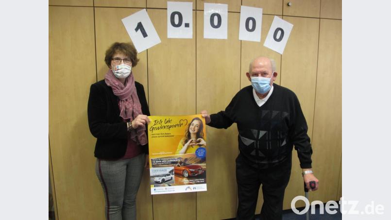 Der Hauptgewinn geht nach Spielberg: Georg Meckl gewinnt 10.000 Euro beim Raiffeisen - Gewinnsparen. Bild: fvo