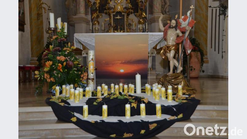Allerheiligen wird in diesem Jahr noch stiller ablaufen als sonst. Der Gräbergang dürfte aber wie in jedem Jahr dazugehören. In der katholischen Stadtpfarrkirche brennen wieder die Kerzen der in diesem Jahr Verstorbenen. Bild: dob