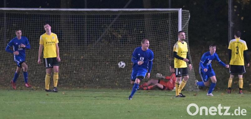 Da jubeln die Panduren: Maximilian Prechtl (links) und Moritz Ram (Zweiter von rechts) im Siegesrausch, während Hahnbachs Keeper Benedikt Dietrich (hinten) und Christian Seifert (Mitte) sowie Luis Rösch (rechts) restlos bedient sind. Bild: ref