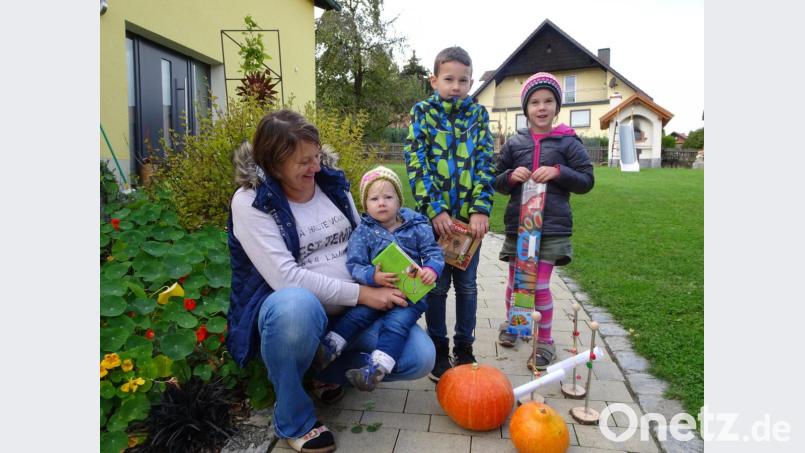 Mutter Michaela mit den stolzen "Kürbis-Siegern" Josefa, Max und Emma Glaser (von links). Bild: Martin Stigler/exb