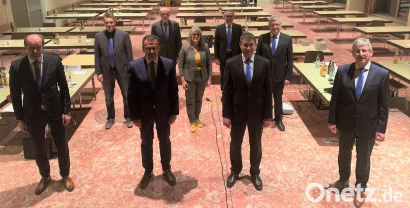 Nur zum Gruppenfoto nehmen die Akteure ihren Mundschutz kurz ab. Ansonsten gilt strenge Maskenpflicht bei der Vertreterversammlung der Raiffeisenbank Oberpfalz NordWest eG. Im Bild (vorne, von links) Direktor Herbert Meier, Vorstandssprecher Joachim Geyer, Vorstand Thomas Keck, Vorstand Robert Haubner sowie (hinten, von links) die Aufsichtsräte Thomas Benkler und Alois Lehner, dritte Bürgermeisterin Anita Heßler, Aufsichtsrat Paul Reichenberger und Aufsichtsratsvorsitzender Johannes Reger. Bild: exb