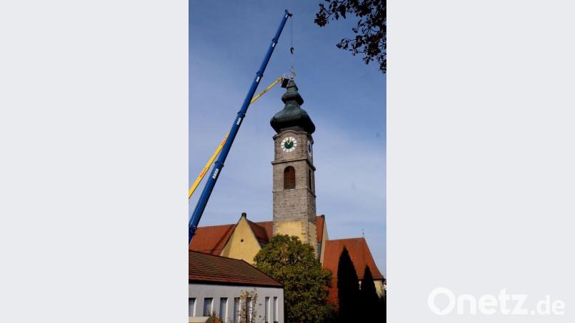 Erstmals seit Bestehen der Pfarrkirche St. Johannes der Täufer im Jahre 1912 musste das vom früheren Flosser Spenglermeister Wolfgang Witt errichtete Kirchturmkreuz aus Sicherheitsgründen mit Hebebühne und Hochkran abmontiert werden. Bild: le