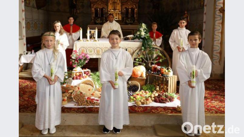 Die fünf Kommunionkinder feierten mit ihren Familien in der Pfarrkirche St. Michael Weidenthal. Bild: Monika Wiederspick/exb