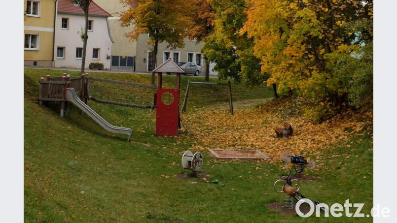 In der Sommerzeit von 8 bis 21 Uhr, in der Winterzeit von 8 bis 19 Uhr: Diese Öffnungszeiten gelten für alle Spielplätze im Vilsecker Stadtgebiet, so auch für den Spielplatz in der Grabenstraße. Bild: Stefanie Gradl