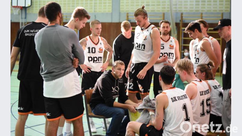 Von einem gut gefüllten Kader wie beim Derby gegen den ASV Cham kann Coach Stefan Merkl am Samstag in Würzburg nur träumen. Bild: Tobias Schwarzmeier