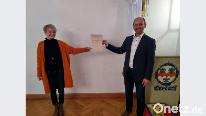 Bürgermeister Hans Ram gratuliert seiner Stellvertreterin Sabine Müller zu ihrer Ernennung als Standesbeamtin. Bild: tra