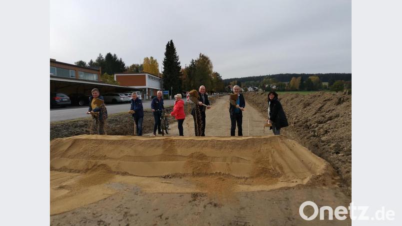 Spatenstich für den zweiten Bauabschnitt des Geh- und Radwegs von Marktredwitz bis Leutendorf. Auf dem Foto (von links): Bauunternehmer Gerald Heinl, Christian Frohmader und Stefan Kirsch von der Stadtverwaltung, Petra Wick vom Ingenieurbüro Steppan, Oberbürgermeister Oliver Weigel und die Bürgermeister Horst Geißel und Christine Eisa. Bild: fphs