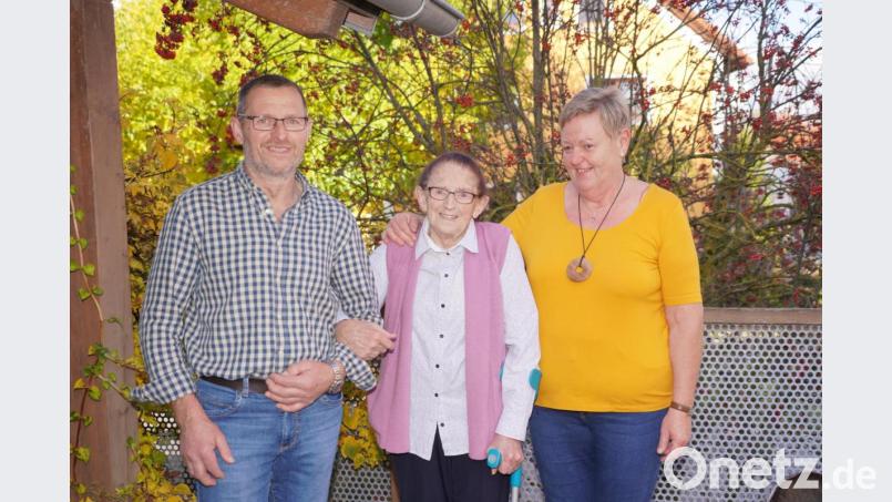 Zusammen mit Sohn Georg und Schwiegertochter Angela lebt Elisabeth Wittmann am Steffelbauernhof. Beim Geburtstagsfoto zum 90. Geburtstag ist im Hintergrund ihr Geburtshaus auf der anderen Seite des Straßendorfer am Adelbauernhof zu sehen. Bild: fvo